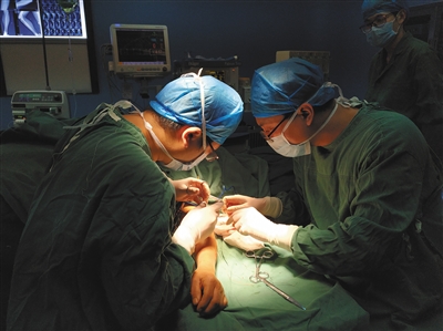 11月2日，尤溪县总医院医生熊虎林在院内为病人做手术。A10-A11版摄影/新京报记者 吴靖